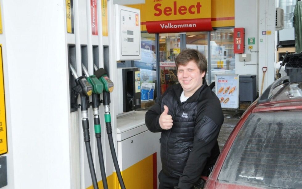 Kevin Mikkelsen fyller gjerne i Russland, men var godt fornøyd med å betale 12,34 kroner for bensin på Shell i Kirkenes like før prisen ble normal igjen.
 Foto: Hallgeir Henriksen