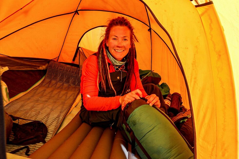Kristin trives godt med det enkle og lite luksuriøse teltlivet.
 Foto: Privat