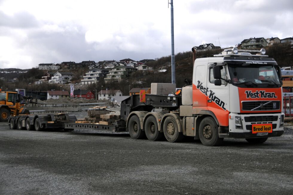 Her er en av trailerne, som har fått gjort visse justeringer på lasteplanene, klar ved kaia for transport av moduler til nye Kirkenes sykehus.
 Foto: Halleir Henriksen