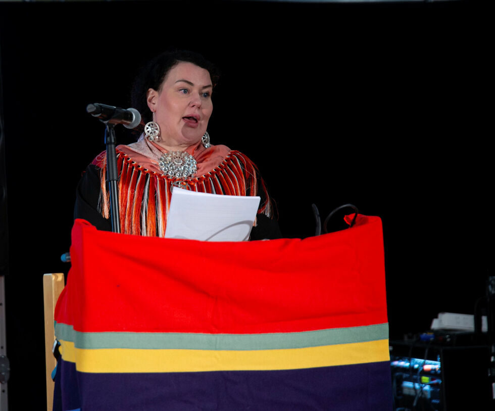Sametingspresident Silje Karine Muotka holder sin landsmøtetale i NSR i Lakselv.
 Foto: Steinar Solaas