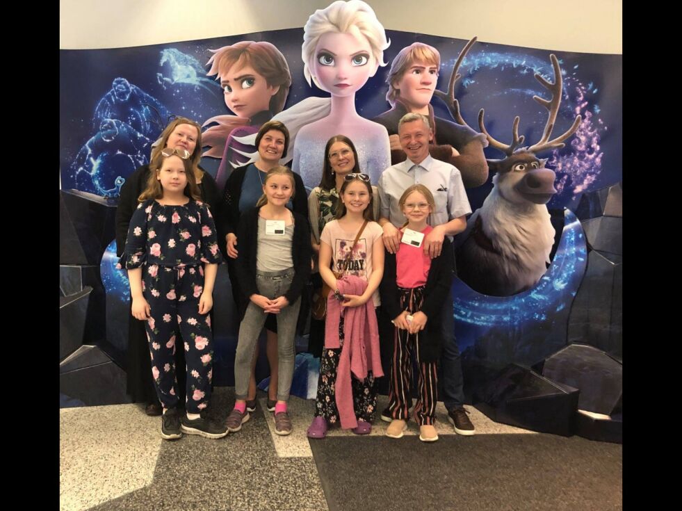 Sametingspresidentene er denne uken i Los Angeles hvor de torsdag deltok på den offisielle premieren av Frozen 2. Sametingene og Samerådet har samarbeidet med Walt Disney Animation Studios og deltakelsen på den amerikanske premieren er en del av dette. Under sitt besøk i Los Angeles har presidentene også møtt filmskaperne og animasjonsteamene bak Frozen 2, og få en omvisning i Walt Disney Animation Studios. Og hva er mer naturlig enn å ta med barna når det handler om barne-/familiefilm. Her er de avbildet under besøket hos Disney. Fra venstre Tiina Sanila-Aikio (FI) og hennes datter Elli-Då´mnn Aikio (10), Aili Keskitalo (NO) og hennes datter Inga Ristin Nystø Keskitalo (11), Åsa Larsson Blind (Saami Council) og hennes datter Ida Elisa Blind (10), Per-Olof Nutti (SE) og hans datter Gudrun Ellá Márge Nutti (10).
 Foto: Siv Eli Vuolab/Sametinget