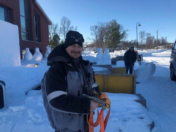 Gledet med flotte snøskulpturer til påske