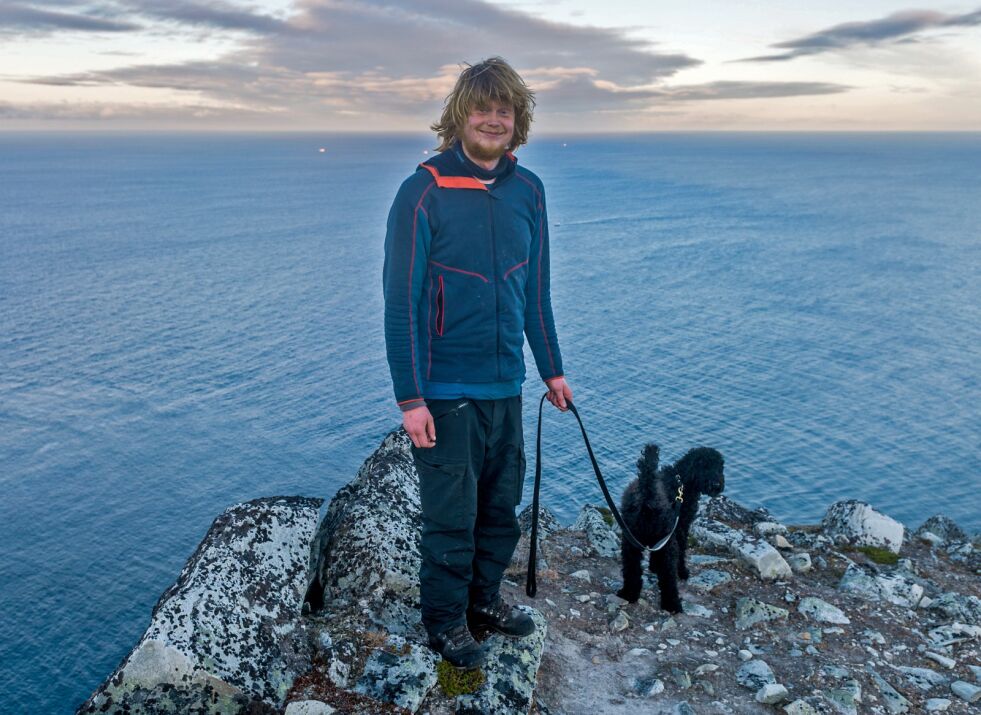 Eirik Hennissen Pedersen nådde Kinnarodden på Nordkyn torsdag etter at han og hunden Frøya har vært på vandring Norge på langs siden 13.
 Foto: Privat