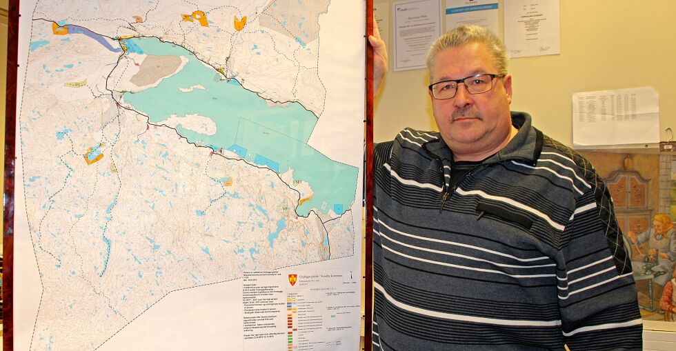 Jan Hansen i Nesseby Arbeiderparti mener det stilles urimelig krav i forbindelse med utarbeiding av nye kommunale forskrifter for sneskuterløyper.
 Foto: Torbjørn Ittelin