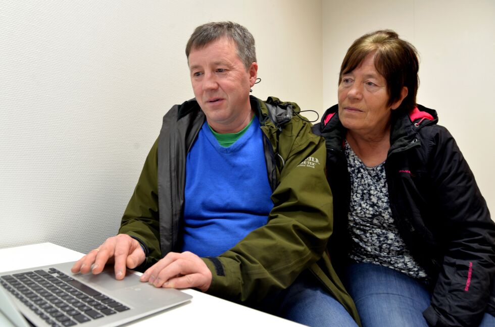 Trond og Gunhild Eriksen bekrefter at den ustabile 4G-dekningen skaper store utfordringer både profesjonelt og privat for innbyggerne på Veidnesklubben i Lebesby kommune.
 Foto: Sonja E Andersen