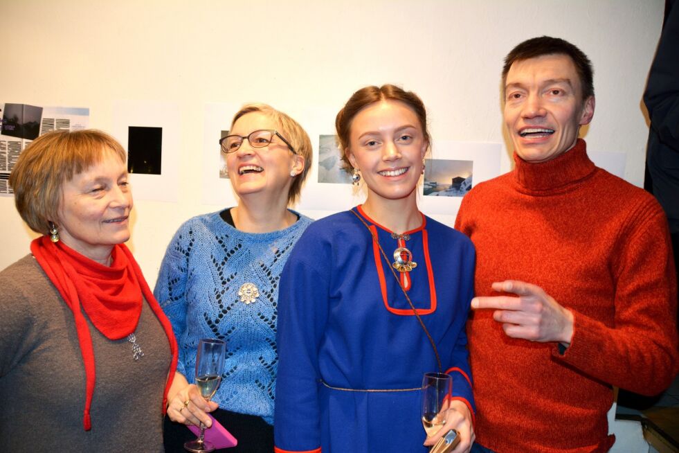 Her står kunstner Elina Waage Mikalsen, som er datterdatter av Sametingets første visepresident Mary Mikalsen Trollvik, sammen med sin mor Jenny Mikalsen (nr to fra venstre), sin onkel Tor Mikalsen og tante Gerd Mikalsen.
 Foto: Elin Margrethe Wersland