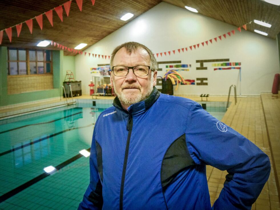 Bengt Altmann har vært en pådriver i kampen for å få ny svømmehall i Honningsvåg i 46 år. Han har vært medlem i åtte av ni forskjellige komiteer som har vært nedsatt for å utrede ny svømmehall. Her er han i den gamle svømmehallen hvor han fortsatt er svømmetrener for barn og ungdom.
 Foto: Geir Johansen