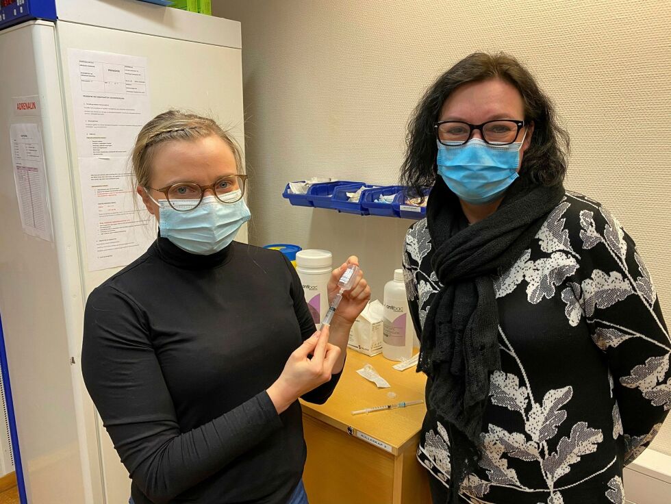 Karasjoks vaksinekoordinator Karen Marie Joks (til høyre) svarer på Ságats spørsmål om strømbruddet på vaksinelageret. Her ser vi henne sammen med helsesykepleier Iselin Vuolab, som setter sprøytene med covid-19-vaksine. Nå må hun imidlertid belage seg på å vente med den videre vaksineringen til neste uke.
Foto: Ann Helen Guttorm Johansen