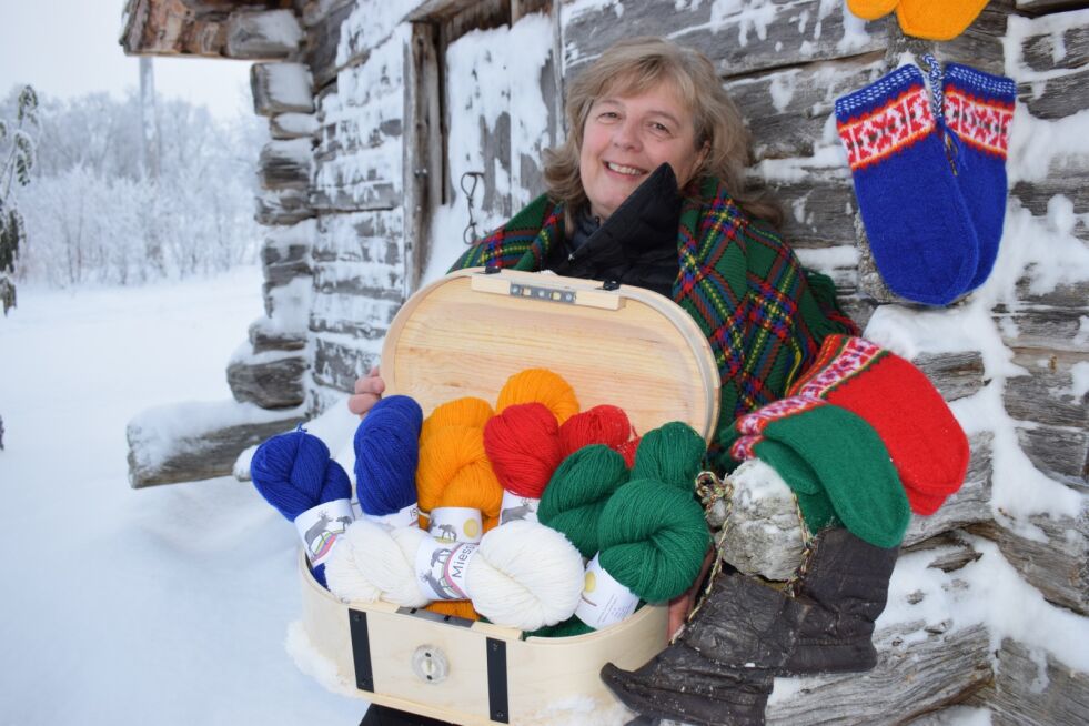 Kirsti Synnøve Suo&#331;gir med en bugnende eske garn, sitt eget garnmerke.
 Foto: Birgitte Wisur Olsen
