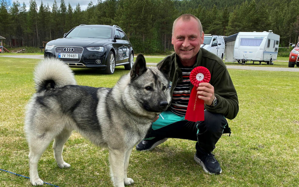 Ronny Berg er en ivrig elgjeger, her med premiehunden sin Leo.
 Foto: Privat