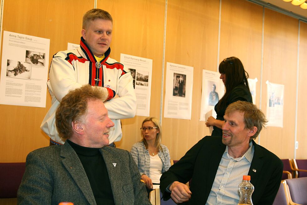 - Opplæringsavdelingen får nå en krevende oppgave med å redusere budsjettet, sier hovedutvalgsleder Johnny Ingebrigtsen. Her sammen med Jo Inge Hesjevik (til høyre) og Ronny Wilhelmsen (bak).
 Foto: Bjørn Hildonen