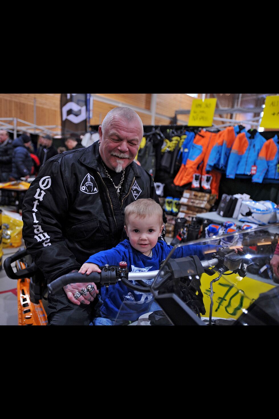 Bestefar Yngve Eliassen og barnebarnet Sander Mathisen liker begge motorkrefter, om enn av ulik sort.
 Foto: Erik Brenli