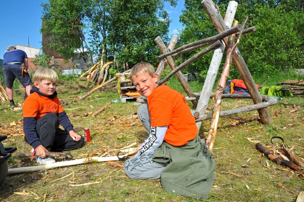 Magnus og Luka var to av barna på barnefestivalen på Riddu Ri&#273;&#273;u som hjalp til med å lage en gamme.
 Foto: Erik Brenli