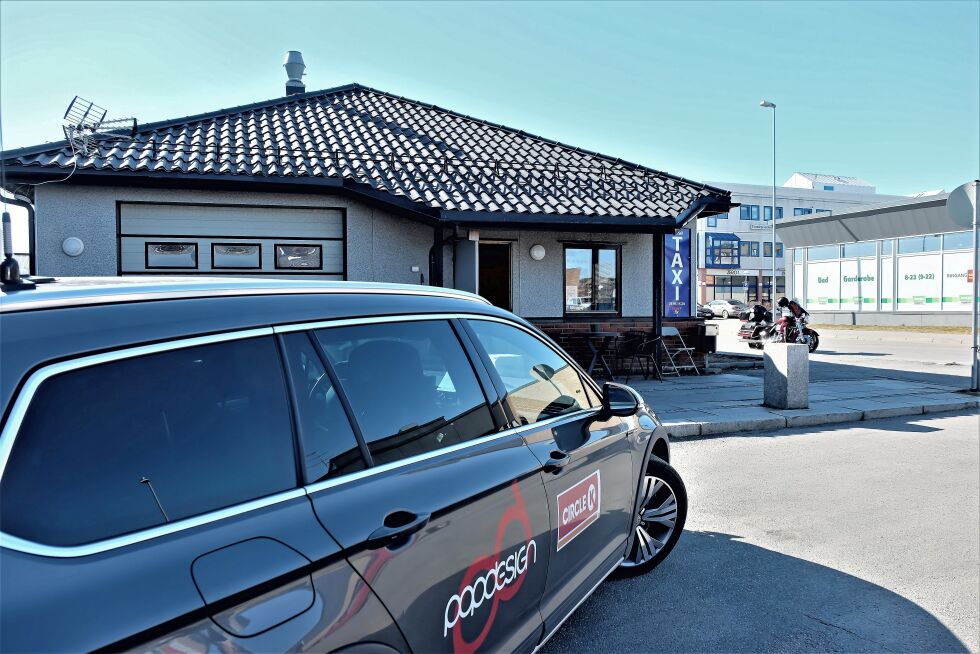 I dag er 10 drosjer knyttet til taxi-stasjonen i Vadsø, for øvrig har sju av bilene hjertestarter. Antall drosjer kan bli langt færre om regjeringen endrer løyvekravene.
 Foto: Bjørn Hildonen