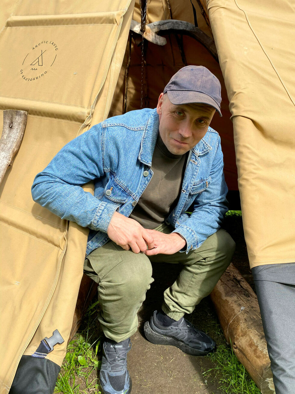 Thomas Ole Andersen på Várdobáiki samisk senter oppfordrer folk til å ta kontakt for å fortelle sine personlige fortellinger om fornorskninga.
 Foto: Hans-Petter Tapio