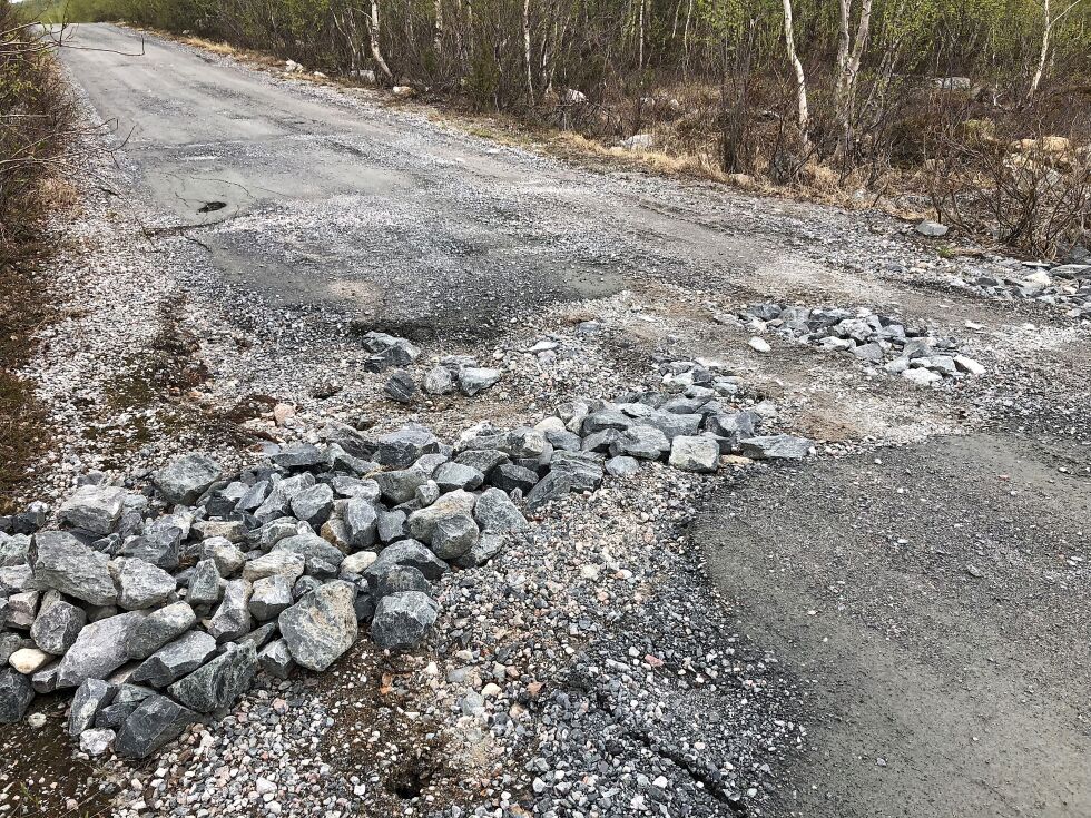 Liten og tett stikkrenne gjorde at vannet vasket bort grusen her.
 Foto: Hallgeir Henriksen