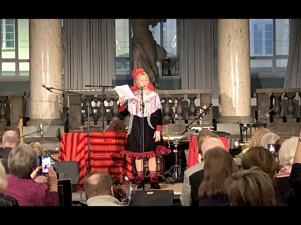 Æresprisvinneren Synnøve Persen var inderlig takknemlig og avsluttet takketalen med et poetisk musikalsk innslag sammen med Dronefolket.
 Foto: Hannah Persen