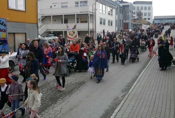 Sol og masse folk i Nordkapp
