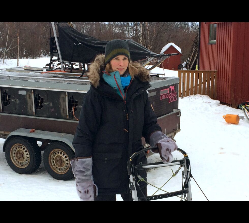 Franziska Rast, bosatt i Tana, er godt fornøyd med å ha gjennomført sitt aller første hundesledeløp.
 Foto: Tom Hardy