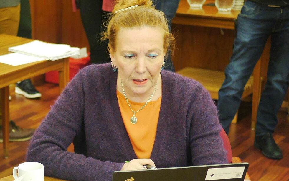 Kari Lene Olsen (Ap) sier at hun og hen­nes par­ti­fel­ler ville ha mer in­for­ma­sjon før man tok still­ing til sak­en som om­hand­let å søke skjønns­mid­ler. Hun kri­ti­se­rer ord­før­er­en for gang på gang å set­te sak­er på dags­or­den som de fol­ke­valg­te ikke får satt seg inn i. Arkivfoto: Geir Jo­han­sen