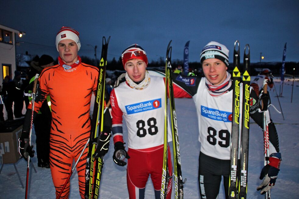 Sindre Rognmo Johansen (fra venstre), Sander Rosanoff og Henrik Arntzen Joks har i mange år knivet hardt i samme årsklasse. Denne gangen var det tanaløperen Joks som var raskest.
 Foto: Torbjørn Ittelin