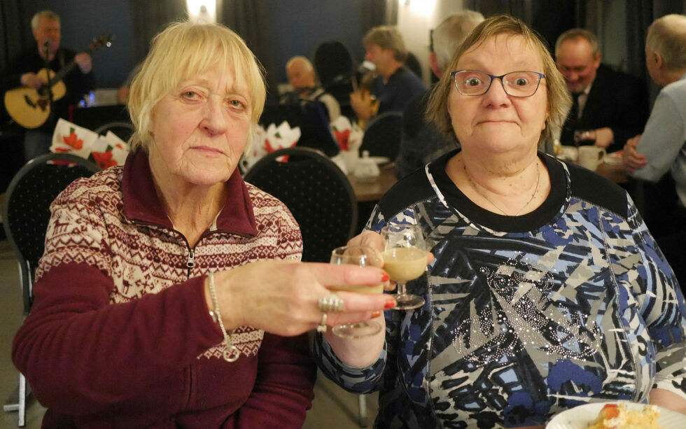 Inga Eidissen (til venstre)  og Torill Johansen tok en god skål for sola da de deltok på solfesten til Rebekka-logen i Nordkapp fredag 31. januar.
 Foto: Geir Johansen