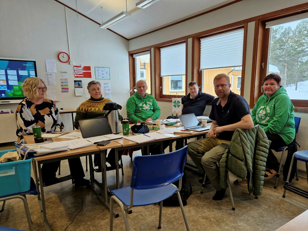 Fra venstre avtroppende styreleder Mona Danielsen, Marianne Håkonsen fra fylkesstyret i Finnmark, Sigmund Arne Hansen, påtroppende styreleder Kjetil Pedersen, Raymond Kirknes fra sentralstyret, og Hanne Kalliainen fra Pasvik 4H.
 Foto: Hill Haga