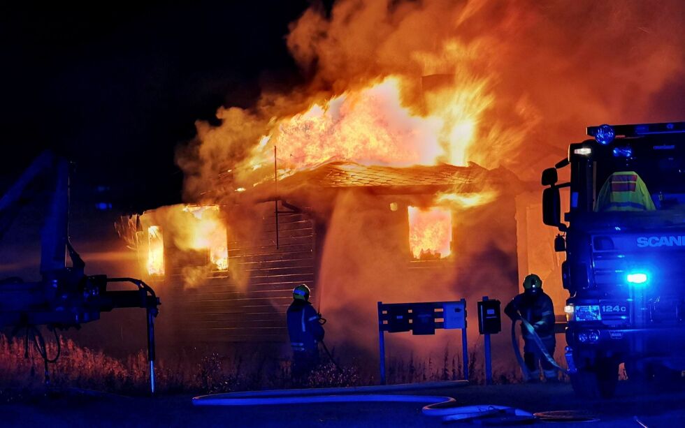 Ved 22-tiden torsdag kveld brøt det ut en voldsom brann i en enebolig i sentrum av bygda. Foto: Johan Mathis Gaup