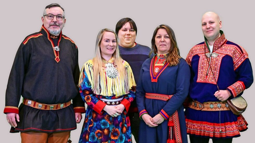 Samisk programråd 2022 - 2025: Svein Oddvar Leiros, Saia Marilena Stueng, Jon Isak Lyngman Gælok, Vendla Katrin Nielsen og Aslak Heika Hætta Bjørn.
 Foto: EDMUND GRØNMO