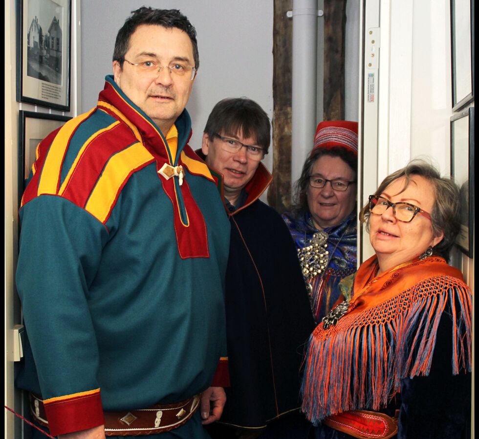 Nesseby-ordfører Knut Store hadde gleden av å åpne det nye Duodjiinstituttet i Varangerbotn. Her er han sammen med sametingsråd Thomas Åhrén, instituttdirektør Inga Hermansen Hætta og veileder ved den nye avdelingen i Varangerbotn, Magnhild Mathisen.
 Foto: Torbjørn Ittelin
