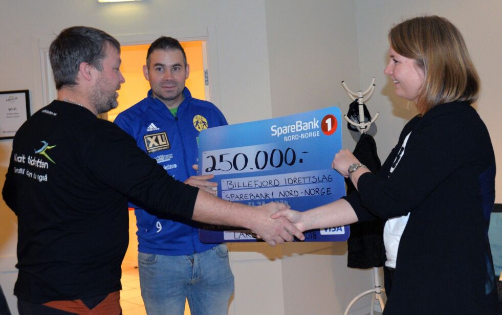 Her mottar idrettslagets leder og fotballgruppas leder sjekken på 250.000 kroner fra SpareBank1 Nord-Norges samfunnsløft, overlevert av Anette Solheim i den lokale bankfilialen.
 Foto: Sonja E. Andersen
