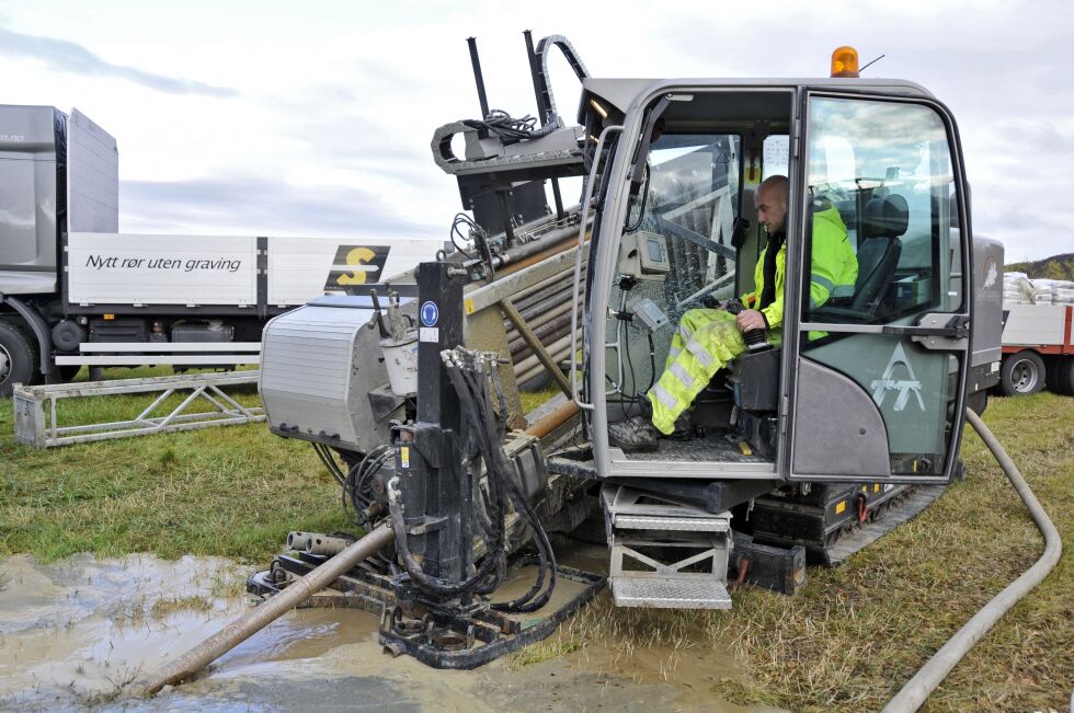 Rune Rørvik i Styrt Boring AS borer trasé til ny vannledning mellom Álleknjárga og Horbmá i Tana kommune tilbake i 2012.
 Foto: Arkiv