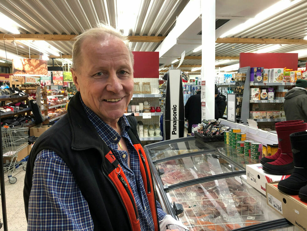 Kjøpmann Seppo Härkönen i Karigasniemi gir seg i dagligvarebransjen, men fortsetter med byggevarer. Dermed er familiens virke gjennom 75 år blitt historie.
 Foto: Stein Torger Svala