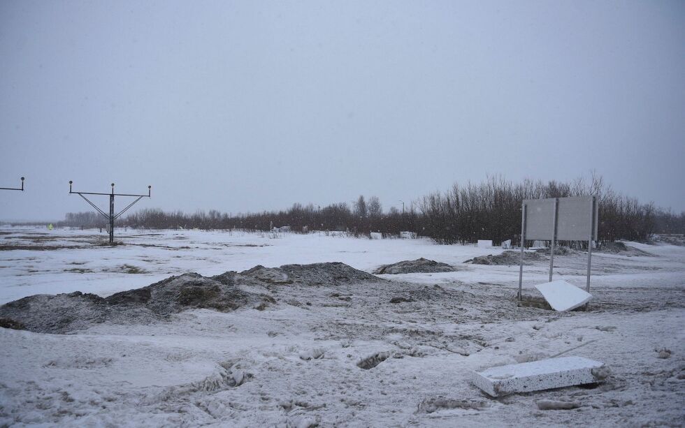 Bygningsarbeiderne forsøker etter beste evne å rydde opp etter herjingene, i bløtt vær.
 Foto: Sara Olaussen Stensvold