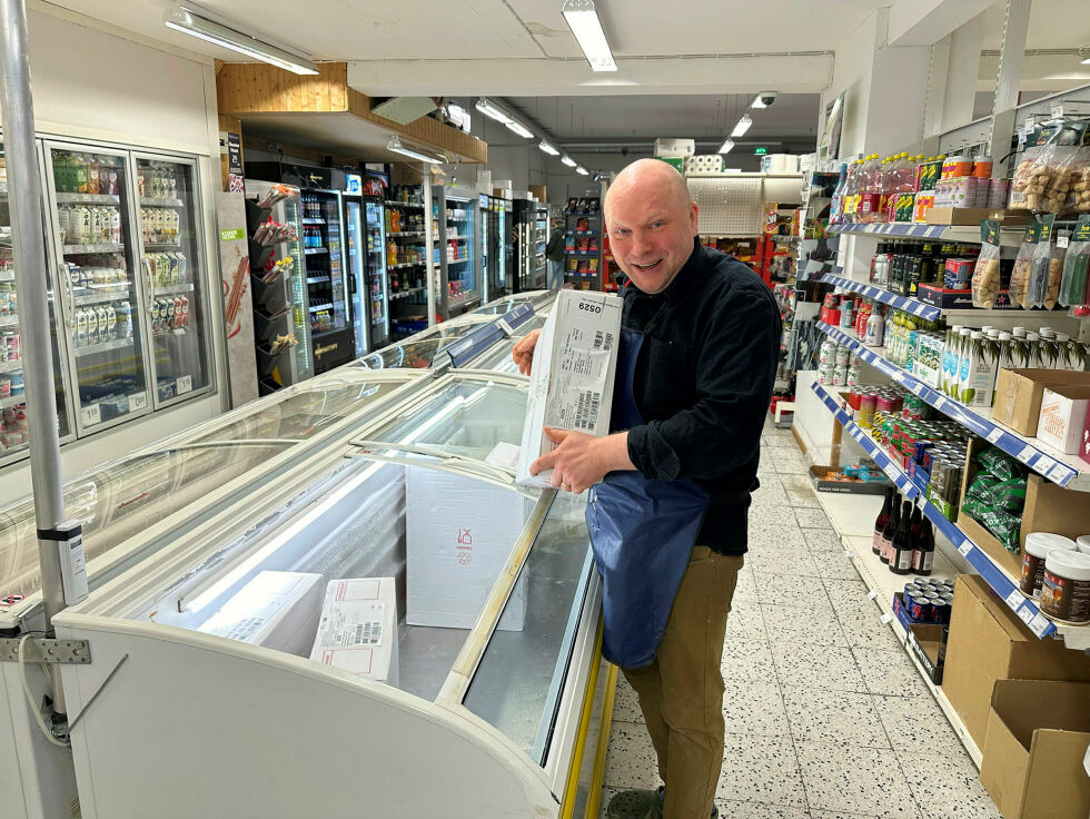 Kjøpmann Jari Kekäle på Nor1Market i Njäuddâm har solgt flere tonn storfehjerter siden november.
 Foto: Hallgeir Henriksen