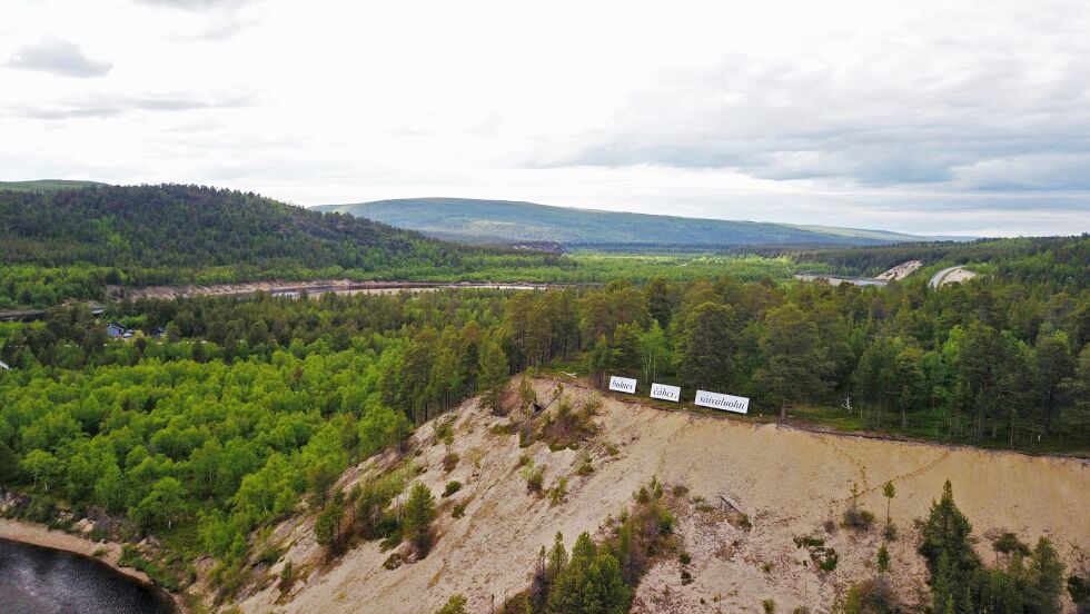 Kunstinstallasjonen i Bieskkenjárg er én av fem installasjoner som er fordelt utover geografiske områder som omfatter Tanavassdraget.
 Foto: John Henrik Guttorm