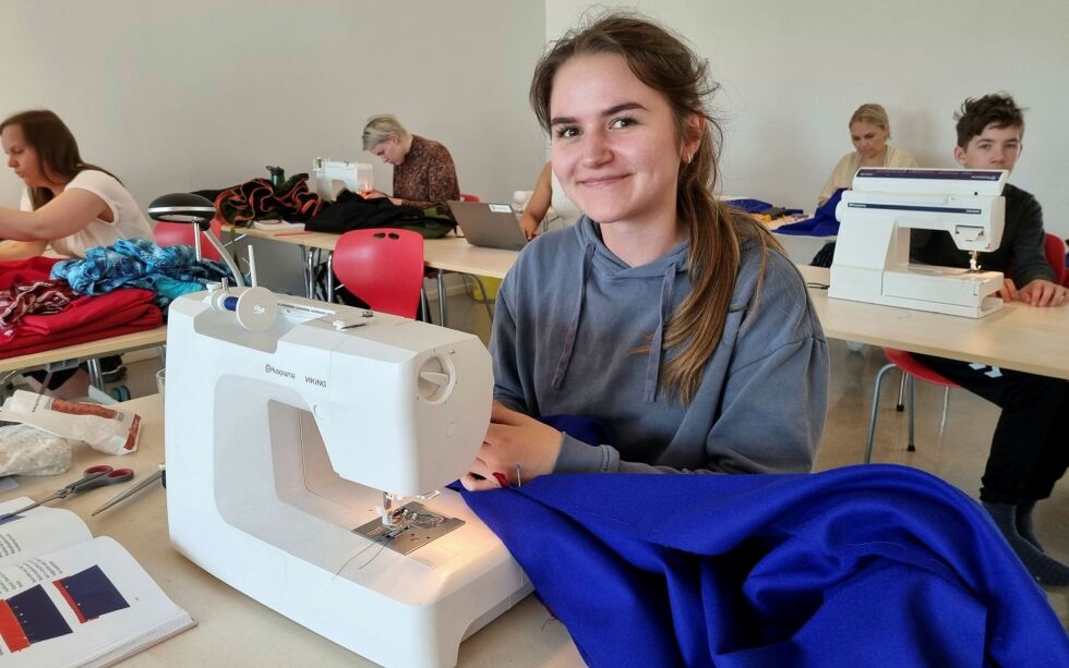 Vilde Trane ønsker å lære seg å sy kofte, og føre denne samiske tradisjonen videre. Nå kombinerer oslojenta ferie i Nesseby med kurs i koftesying.