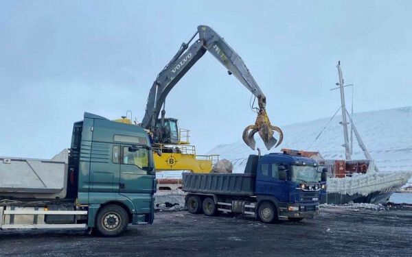 Fraktet tonnevis av stein fra Nesseby til Svalbard