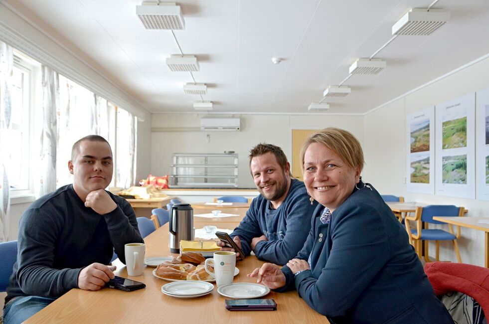 Endelig! Daglig leder Thomas Hansen har utført et omfattende arbeidsstykke med de to appene Fanas og Mearra. Fredag kunne han vise resultatet til testpilotene Ottar Eikvik og ordfører Aina Borch.
 Foto: Roger Albrigtsen