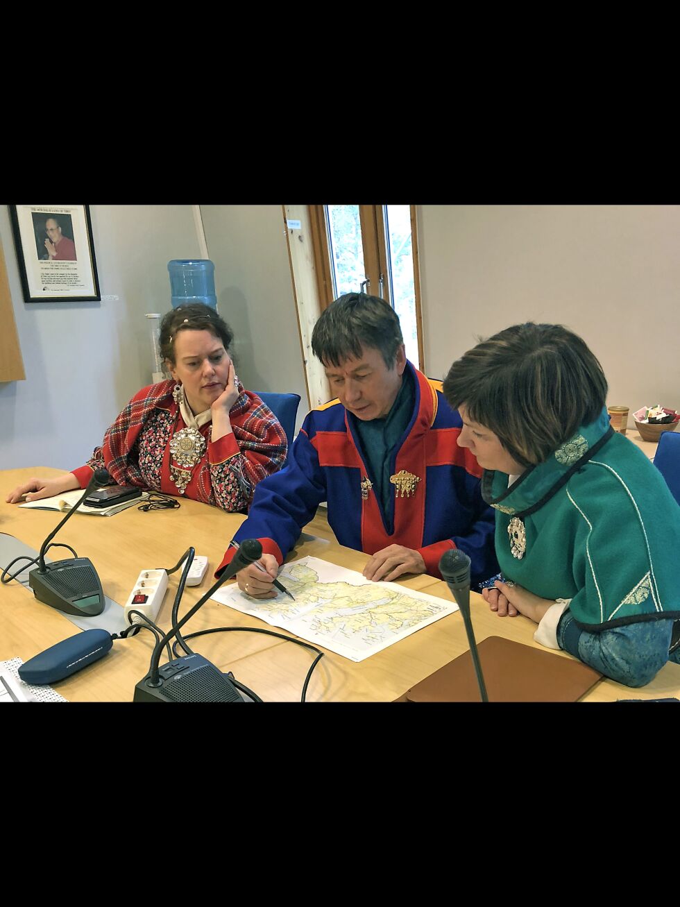 Fra møte mellom sametingsrådet og reinbeitedistrikt 13 i juni 2018. Fra venstre: Silje Karine Muotka, John Idar Anti og Aili Keskitalo.
 Foto: Sametinget