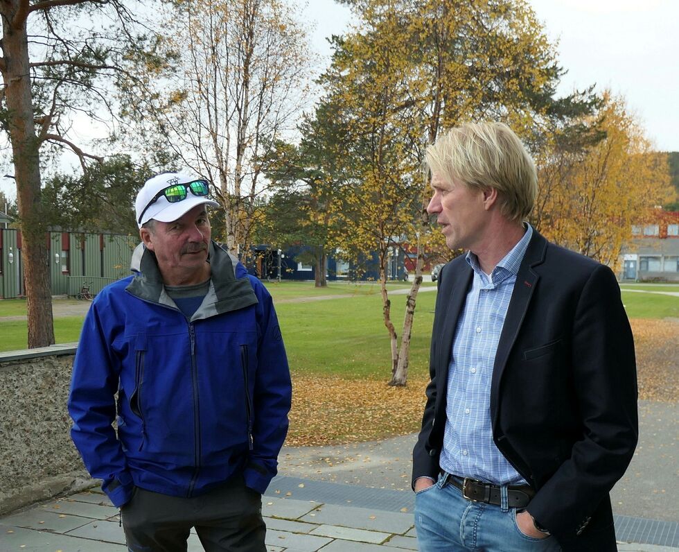 Karasjok Senterpartis leder Per John Anti var sjokkert da Karasjoks tilstand ble presentert i en rapport. Her i samtale med KS Konsulent sin leder i dette prosjektet, Håvard Moe. 
Foto: Stein Torger Svala