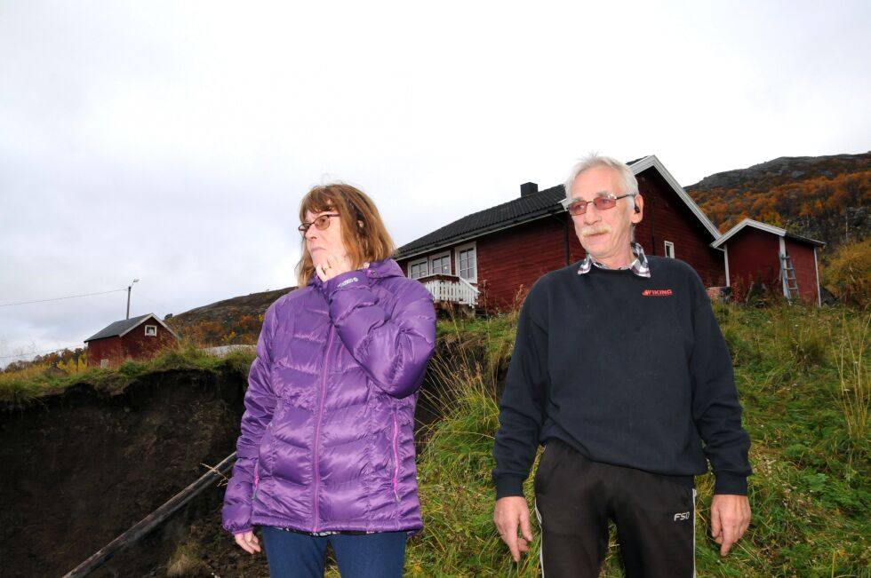 Ekteparet Haldis Olsen og Frank Bednarczyk er fortvilt over at de ikke lenger kan bruke hytta i Vágge grunnet flere ras i høst.
 Foto: Hallgeir Henriksen