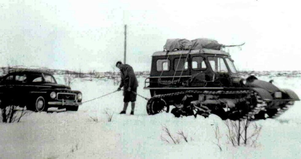 Dis­trikts­le­ge Øygaard med sin Snowtrack tar sog­ne­prest Bøes Vol­vo på slep! (Fra år­bo­ka)