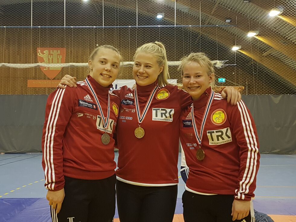 FORNØYDE TANAJENTER:
De ble beste kvinnelag i bryte-NM i Fredrikstad i helga. Fra venstre: Gunn Rita Boine, Signe Marie Fidje Store og Synne M. Haagensen, alle Bryteklubben Tana.
 Foto: Privat
