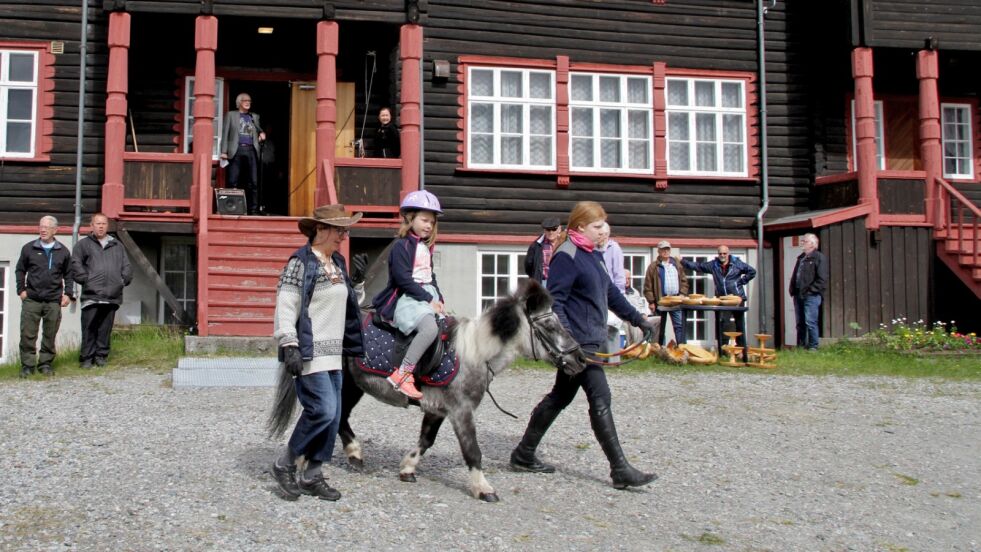 Torhild Ackerman hadde tatt med seg sine ponnier og publikum fikk seg en ridetur.
 Foto: Yngve Beddari