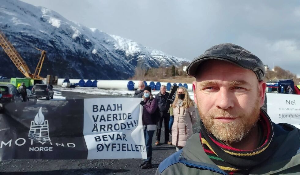 Stortingsrepresentant fra Nordland, Geir Jørgensen (R), her på en fellesmarkering mot vindkraft på Øyfjellet i Vefsn og Sjonfjellet i Rana.
 Foto: Rødt
