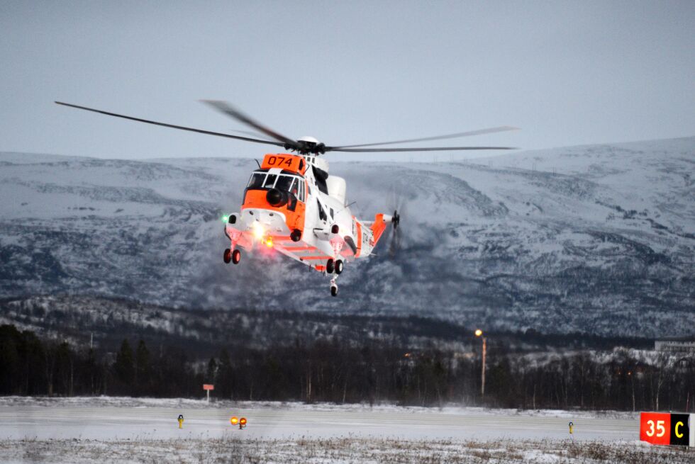 Politi, redningshelikopter og frivillige leter etter en mann i 80-årene, som tidligere i kveld forsvant fra aldershjemmet i Børselv.
 Foto: Marius Thorsen (arkiv)