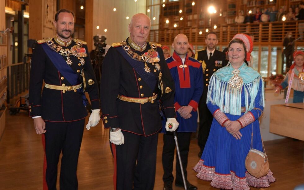 Kronprins Haakon, kong Harald, plenumsleder Tom Sottinen og sametingspresident Aili Keskitalo.
 Foto: Lars Birger Persen