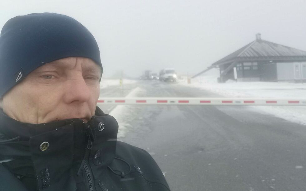 På ettermiddagen 17. mai var bussjåfør Roy Arne Olsen og en hel del turister værfaste på Nordkapp på grunn av stengt vei.
 Foto: Roy Arne Olsen