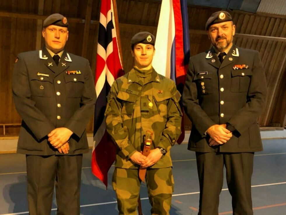 Isak Áilu Eira (i midten) ble kåret til kontingentens beste soldat. Her sammen med sjef Ida og Lyra, Eivind Kvernmo (til venstre) og sjef HV-17, Bernt Normann Lockert.
 Foto: Heimevernet